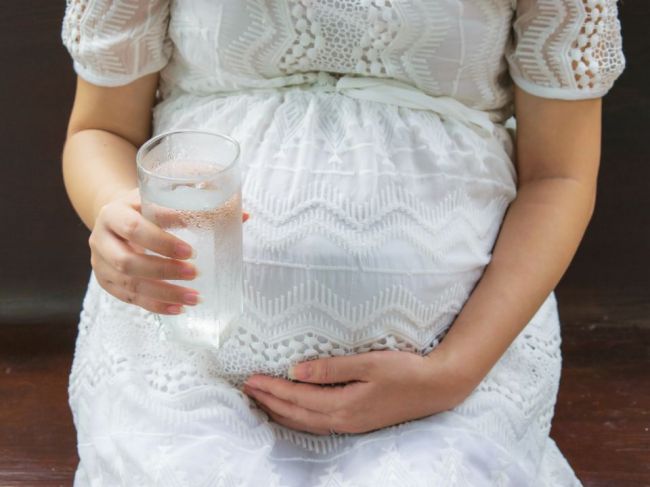 Vedci objavili neželané účinky fluoridu v pitnej vode na tehotné ženy