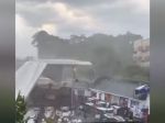 Video: Mohutná búrka vyhadzovala ľudí do vzduchu