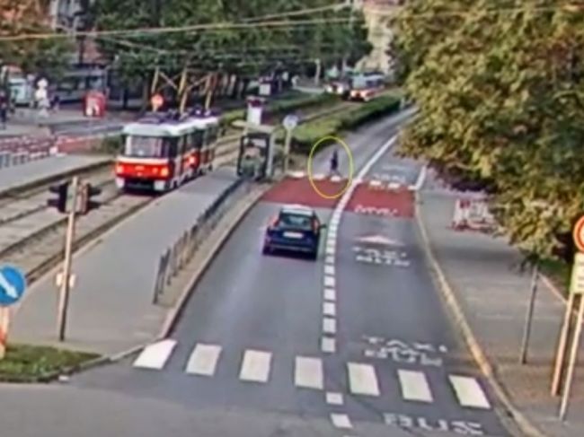 Video: Chlapec na ceste pozeral do mobilu, zrazila ho električka