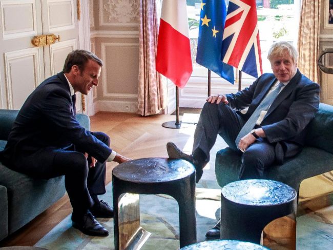 Johnson sa cítil u Macrona v prezidentskom paláci ako doma