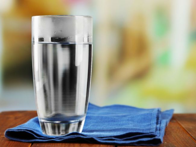 Čo by sa stalo s vaším telom, ak by ste vypili len jeden pohár vody za deň?