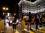 Hongkong: Prodemokratickí demonštranti vytvorili 45-kilometrovú ľudskú reťaz