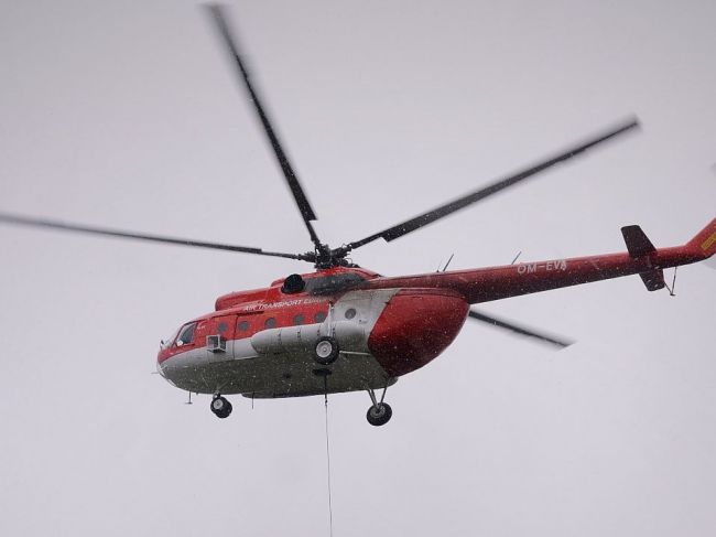 Leteckí záchranári pomáhali mužovi, ktorý sa v lese zranil pri práci s drevom