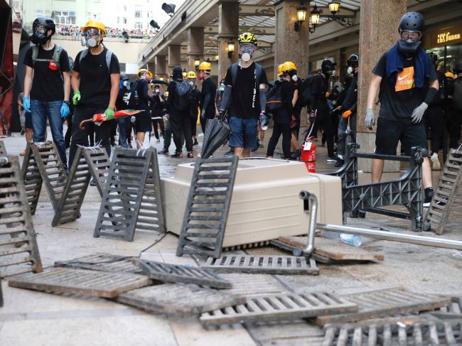 Hongkong: Polícia zatkla počas nočných protestov takmer tri desiatky ľudí