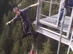 Video: Nervózny dobrodruh vo vzduchu oľutoval svoj pokus o bungee jumping