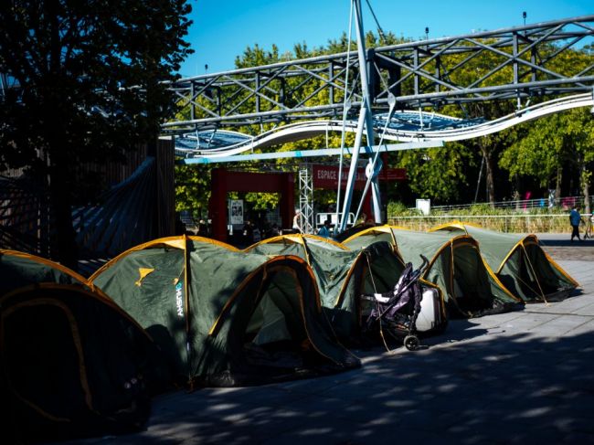 Polícia v Aténach počas razií zatkla viac ako 140 ľudí, zväčša migrantov