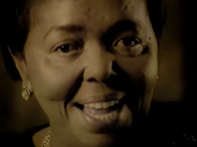 Cesária Évora, známa ako Bosonohá Diva, by dnes slávila jubileum