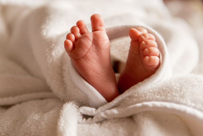 Mŕtvej žene sa narodilo zdravé bábätko, lekári hovoria o zázraku