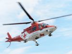 Záchranársky vrtuľník zasahoval pri chlapcovi, ktorý spadol zo strechy
