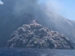 Video: Sopka Stromboli znova vybuchla, turisti utekali z pláže