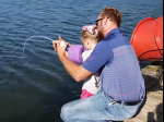 Video: Dievčatko chytalo ryby na hračkársku udicu. Takýto úlovok od nej nikto nečakal