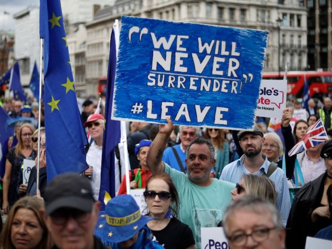 Británia: Poslanci posunuli na pripomienkovanie návrh vylučujúci tvrdý brexit