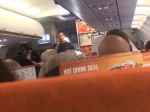 Video: Otec prevzal kontrolu nad lietadlom, cestujúcich dostal do Španielska