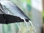 SHMÚ: Intenzívne zrážky na Slovensku pokračujú