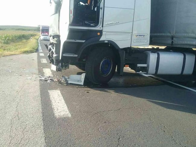 Hasiči zasahujú pri nehode kamióna a motocykla