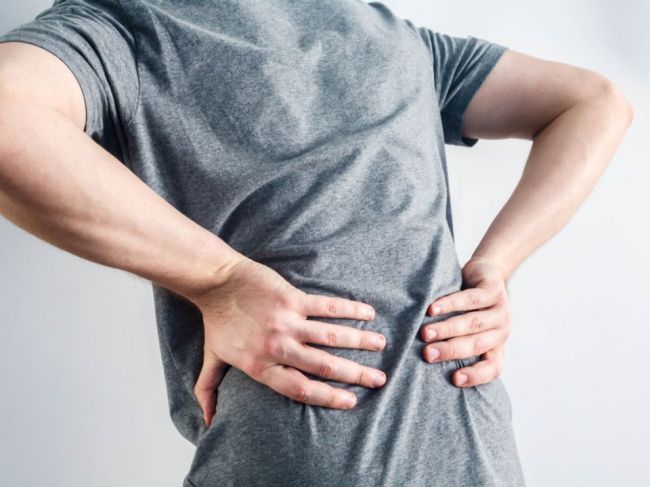 Príznaky toho, že bolesť chrbta poukazuje na vážnejší problém
