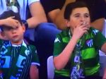 Video: Divákov futbalového zápasu šokoval pohľad na fajčiace dieťa na tribúne