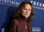 Britská herečka Jacqueline Bissetová má 75 rokov