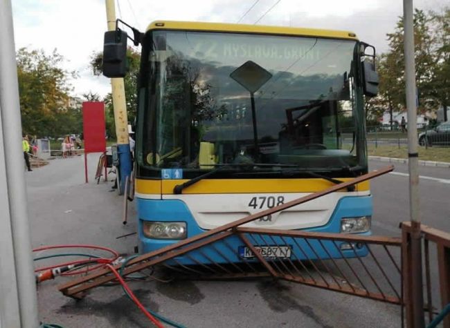 Polícia vyšetruje samovoľné spustenie sa autobusu MHD