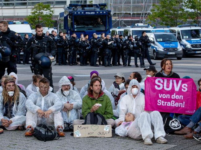 Demonštranti blokovali vstup na automobilový veľtrh vo Frankfurte