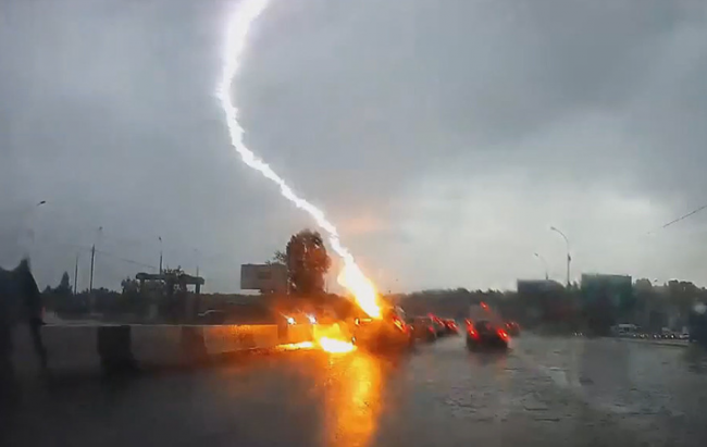 Šokujúce video: Do auta dvakrát udrel blesk