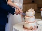 Zvláštny pôvod svadobných tradícií: Od krájania torty až po hádzanie kytice