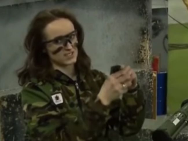 Video: Reportérka si skúsila hodiť granát, na jej nešikovnosť doplatili všetci