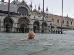 Dvaja Česi sa kúpali nahí v benátskom kanáli, zaplatia po 3000 eur