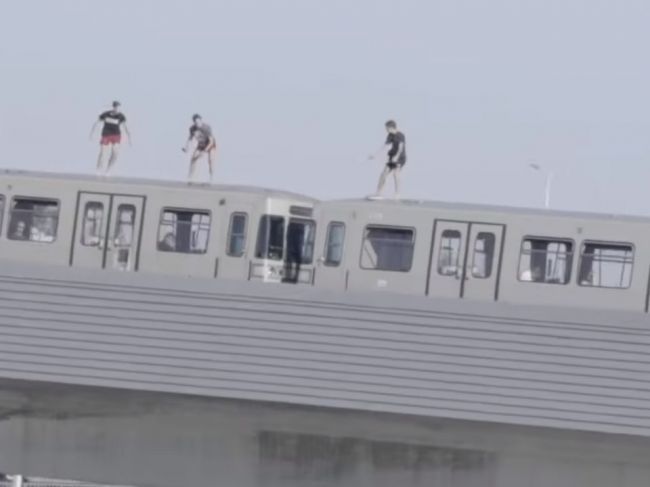Video: Traja Rakúšania skočili z idúceho vlaku priamo do rieky