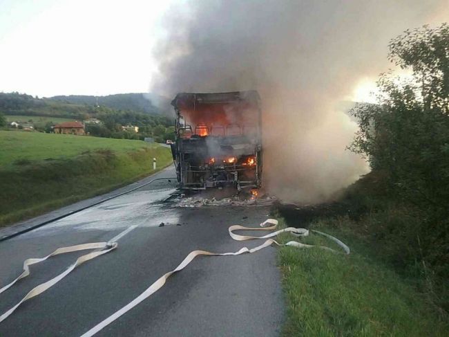 Požiar autobusu: Na ceste zasahovali hasiči