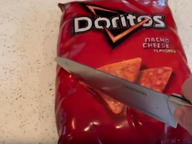 Video: Muž zabodol nôž do vrecka s čipsami. Jeho obsah vás prekvapí