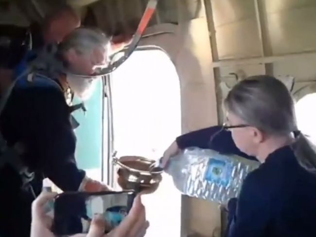 Video: Kňazi z lietadla liali svätenú vodu na mesto