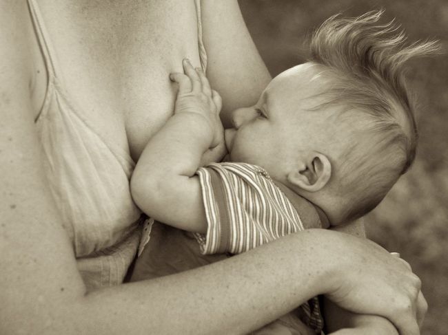 Dojčiace mamy bojujú s mnohými prekážkami, tvrdí laktačná poradkyňa
