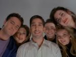 Pred 25 rokmi mala premiéru prvá epizóda amerického sitkomu Priatelia