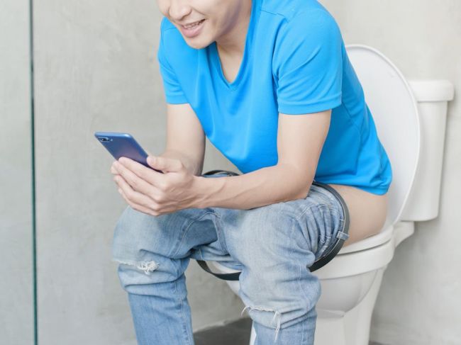 Lekári varujú: Nepoužívajte mobil na toalete!