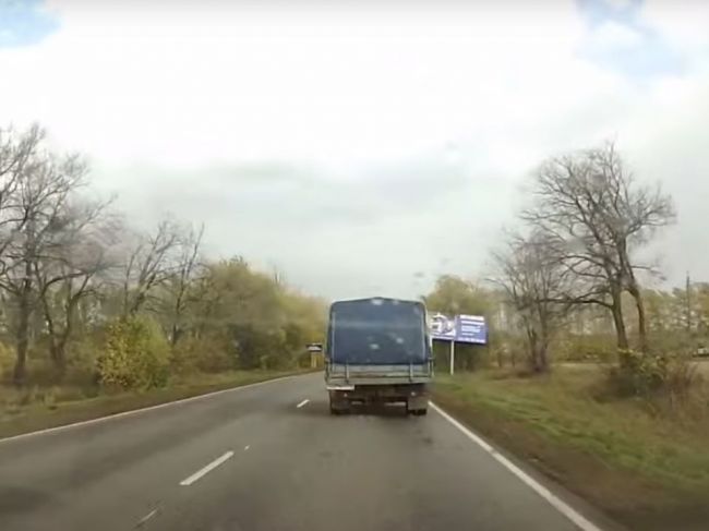 Video: Značenie pri ceste takmer spôsobilo čelnú zrážku vozidiel