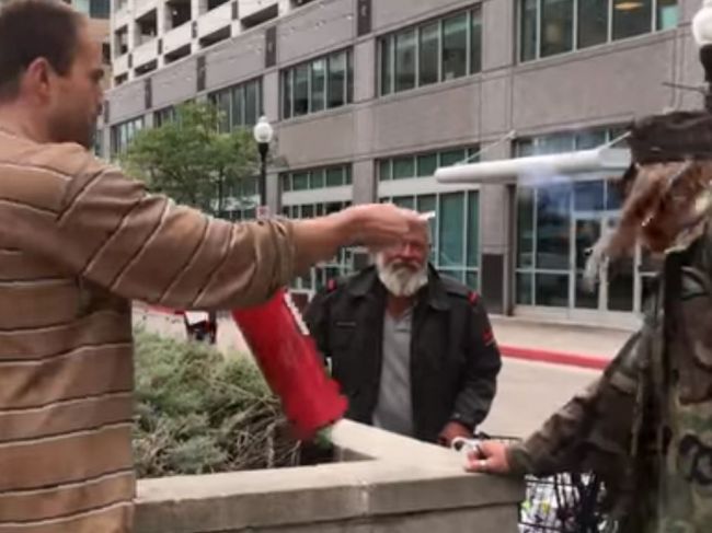 Video: Fajčiar pred reštauráciou nepočúvol majiteľa, ten naňho vytiahol hasiaci prístroj