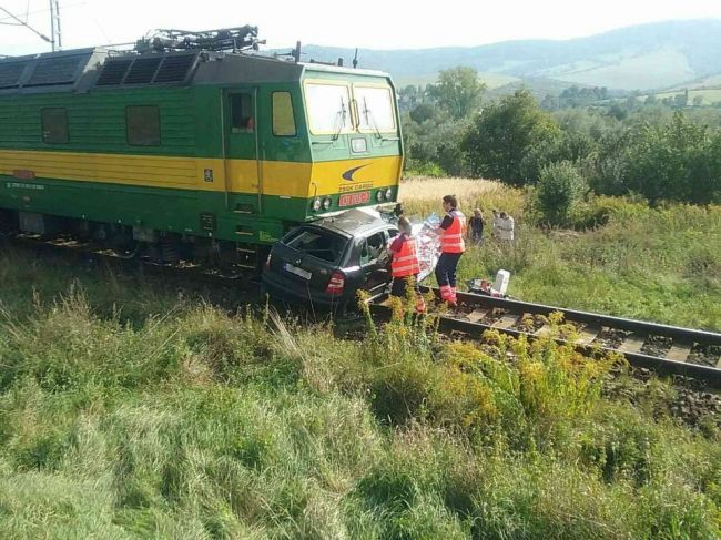 Vlak sa zrazil s autom, tri osoby neprežili