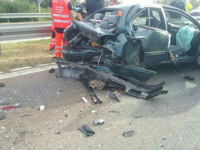 Hasiči zasahujú pri zrážke troch vozidiel