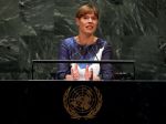 Estónska prezidentka v OSN upozornila na zmenu klímy motívom na svojich šatách