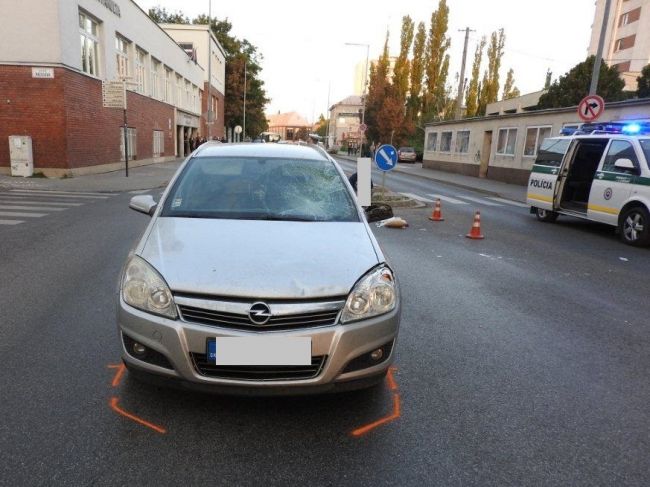 Na priechode pre chodcov zrazilo auto tri chodkyne