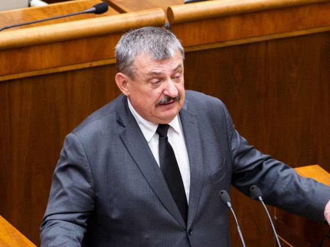 Hrnko opäť navrhuje, aby vojenskí duchovní nemuseli nosiť zbraň