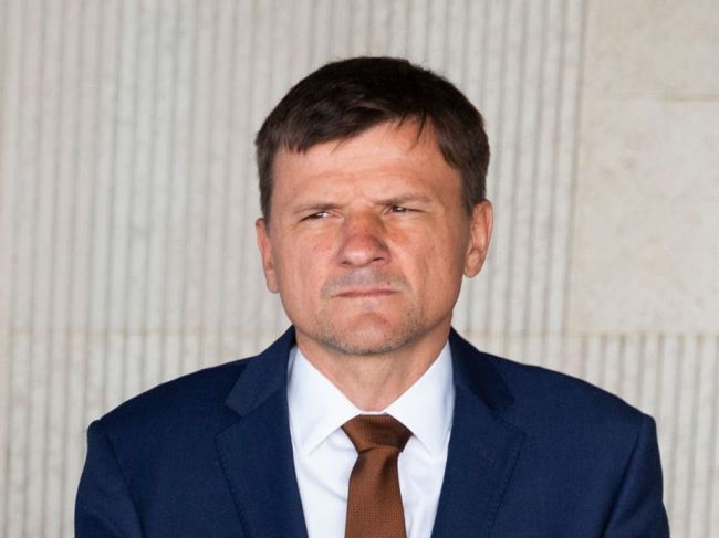 Hlina tvrdí, že OĽaNO spoluprácou s SMK položí Maďarov na zem