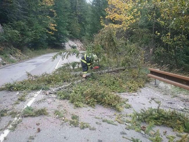 Hasiči kvôli vetru zasahovali už v 171 prípadoch