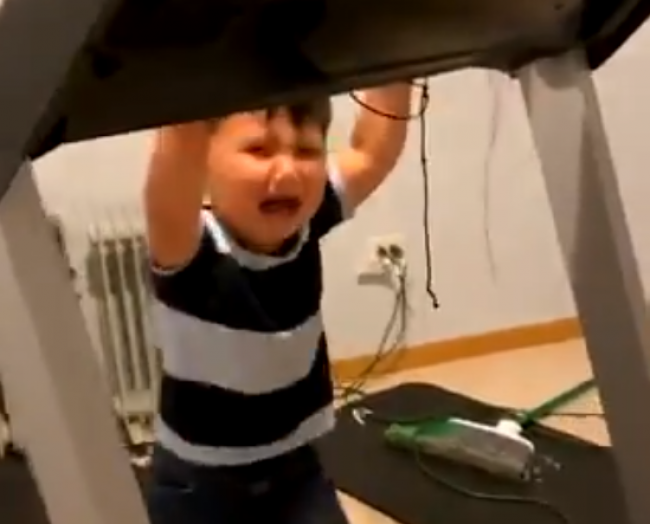 Video: Matka opustila dieťa na 45 sekúnd. Takto ho po návrate z toalety našla