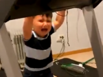 Video: Matka opustila dieťa na 45 sekúnd. Takto ho po návrate z toalety našla