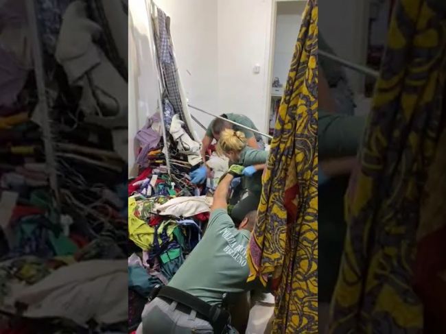 Video: Do obchodu vošiel nečakaný návštevník, polícia uzavrela celé námestie