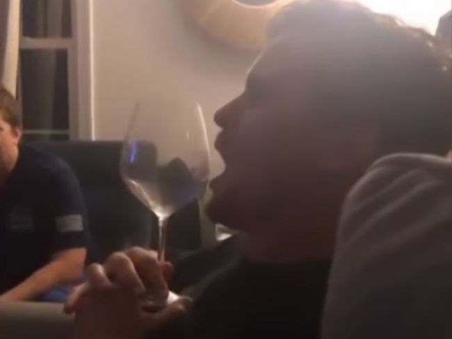 Video: Mužovi sa podarilo rozbiť pohár pomocou vlastného hlasu