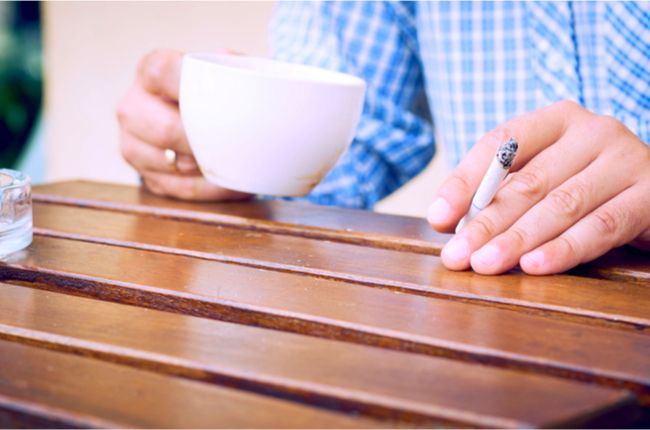 Zákaz fajčenia v reštauráciách by sa mohol rozšíriť aj na terasy