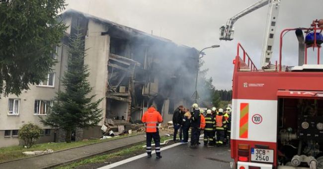 Pri výbuchu plynu v bytovom dome zahynul jeden človek, deväť je zranených